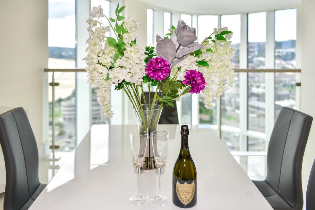 Just Stay Wales - Meridian Quay Penthouses سوانسي المظهر الخارجي الصورة
